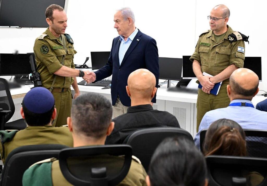 ראש הממשלה לוחץ את ידו של ראש אמ"ן (צילום: אבי אוחין, לע"מ) ראש הממשלה בנימין נתניהו ביקר בבסיס של אגף המודיעין
