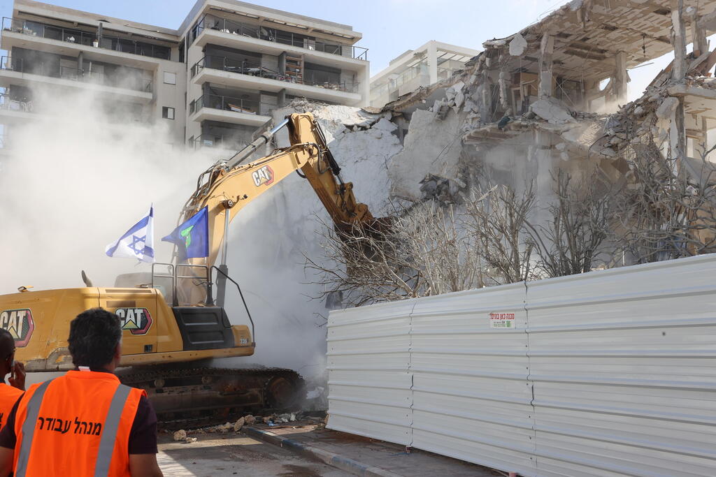 הריסת הבניינים שנפגעו מטיל איראני ברמת גן, הבוקר (צילום: יריב כץ) הריסת בניינים שנפגעו מטיל איראני ברמת גן