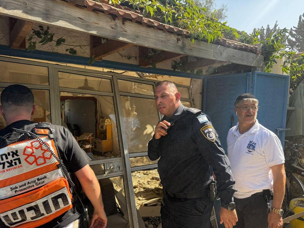 נזקים בבאר שבע (צילום: דוברות המשטרה) פעילות המשטרה בזירת הנפילה בבאר שבע