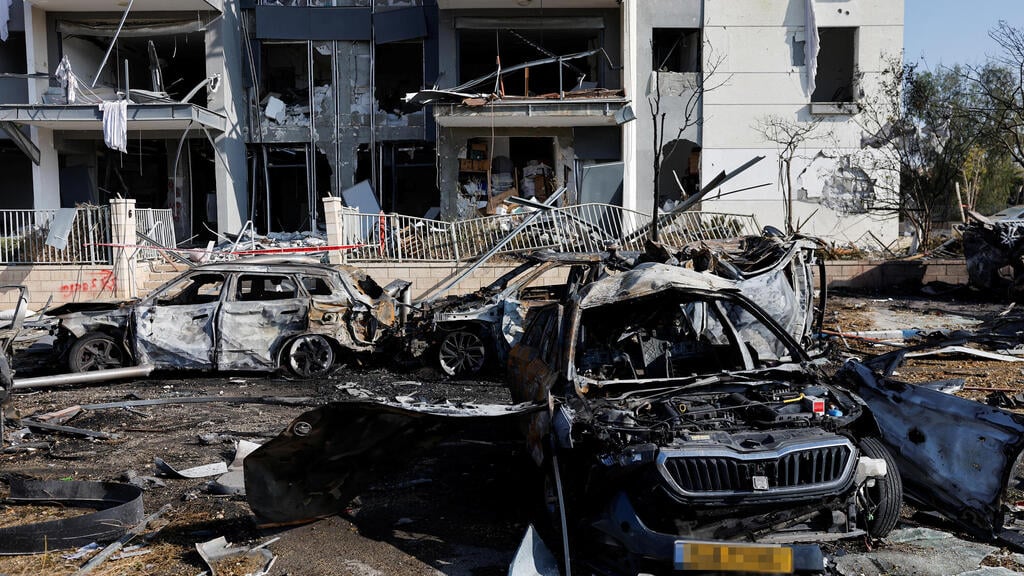 Damages in Be'er Sheva following missile strike (Photo: REUTERS/Amir Cohen) זירת הנפילה בבאר שבע