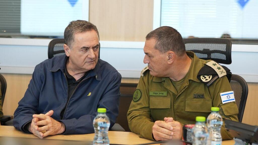 "לצערי הרמטכ"ל לא נענה לפנייתי". עימות פומבי נוסף בין זמיר לכ"ץ (צילום: אלעד מלכה, משרד הביטחון) שר הביטחון ישראל כ"ץ והרמטכ"ל אייל זמיר בהערכת מצב