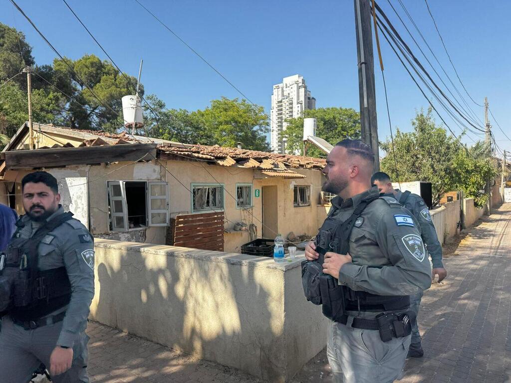 פעילות המשטרה בזירת נפילת חלקי יירוט בבאר שבע (צילום: דוברות המשטרה) פעילות המשטרה בזירת הנפילה בבאר שבע
