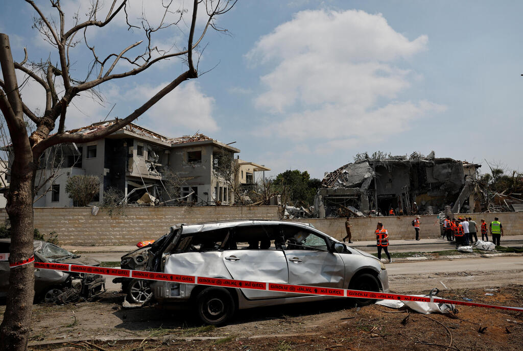 צילום: REUTERS/Ammar Awad זירת הפגיעה בנס ציונה