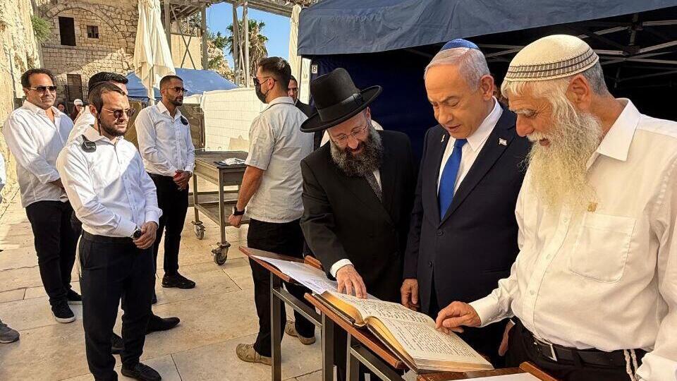 נתניהו מתפלל בכותל ראש הממשלה עם רב הכותל בתפילה להצלחת המשך המלחמה באיראן