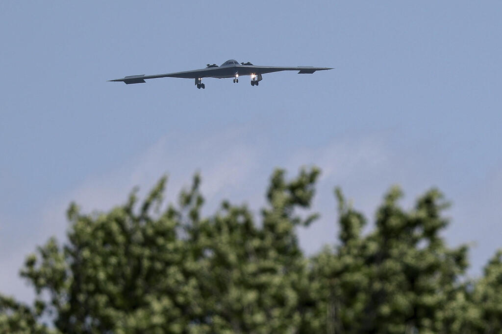 צילום: AP Photo/David Smith מטוס עם פצצת B-2 חוזר לבסיס לאחר התקיפה באיראן