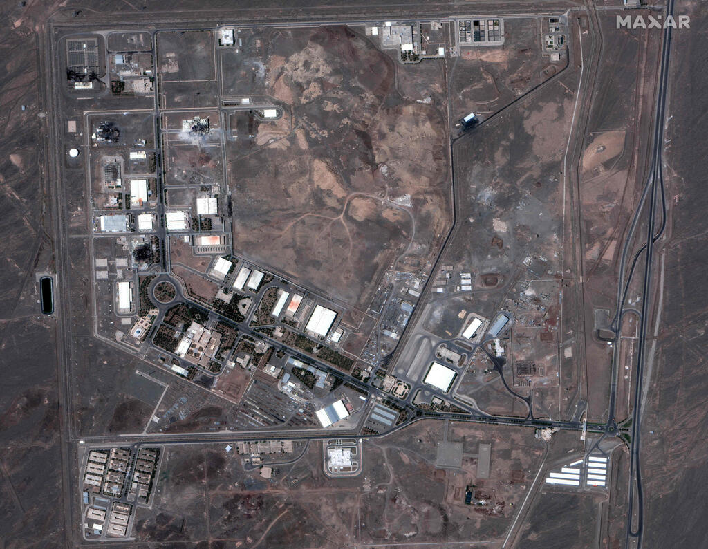 צילום: SATELLITE IMAGE ©2025 MAXAR TECHNOLOGIES / AFP נתנז איראן תמונות לווין לפני אחרי תקיפות ארה"ב מתקן גרעין מטוסי B-2