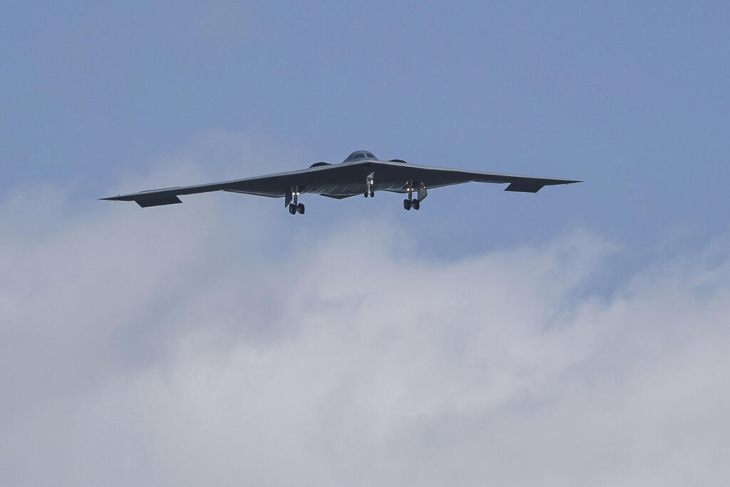 צילום: AP Photo/David Smith מטוס עם פצצת B-2 חוזר לבסיס לאחר התקיפה באיראן