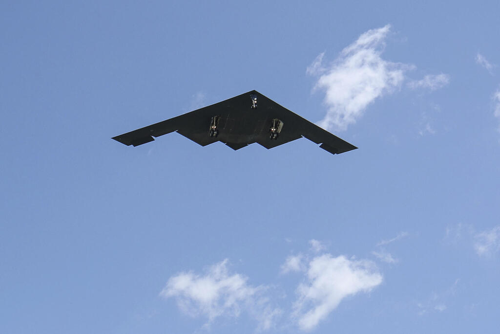 צילום: AP Photo/David Smith מטוס עם פצצת B-2 חוזר לבסיס לאחר התקיפה באיראן