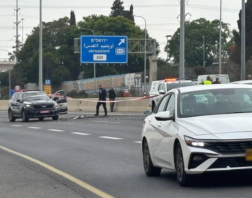 נפילת רסיס בכביש (צילום: מאיר תורג'מן) נפילת רסיס בכביש בין ראשל"צ לנס ציונה