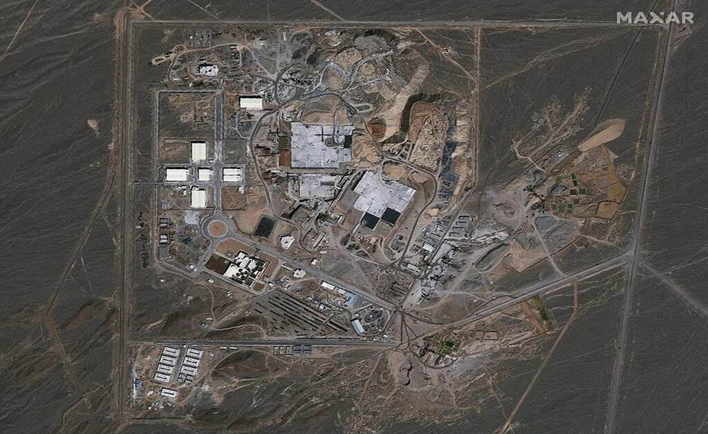 צילום: SATELLITE IMAGE ©2025 MAXAR TECHNOLOGIES / AFP נתנז איראן תמונות לווין לפני אחרי תקיפות ארה"ב מתקן גרעין מטוסי B-2