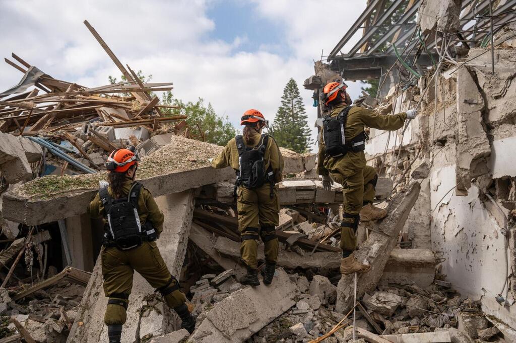 כוחות פיקוד העורף בזירת פגיעה (צילום: דובר צה"ל) תיעוד מפעילות כוחות פיקוד העורף בזירות הנפילה ברחבי הארץ