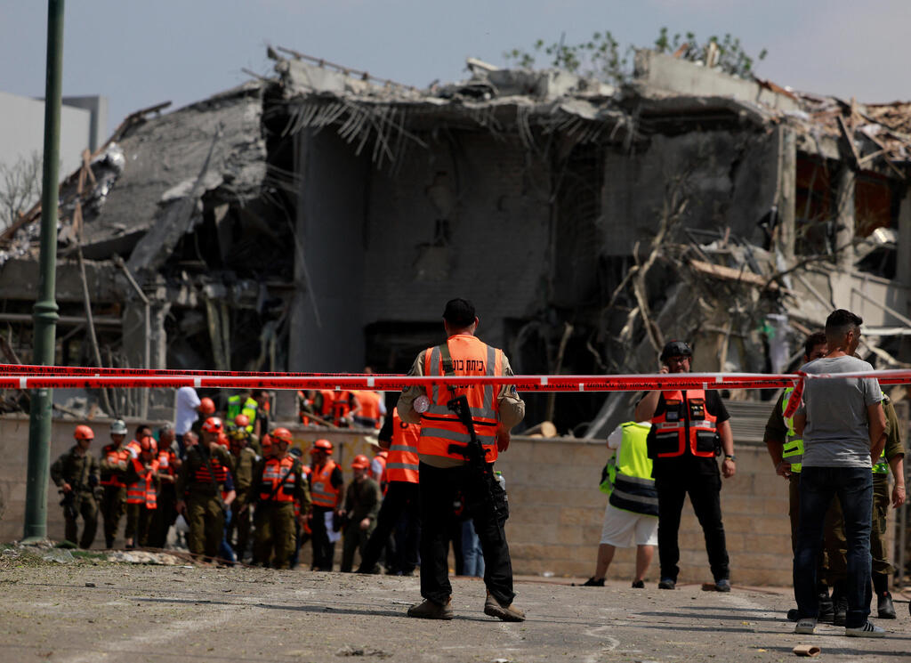 הזירה בנס ציונה (צילום: REUTERS/Ammar Awad) זירת הפגיעה בנס ציונה