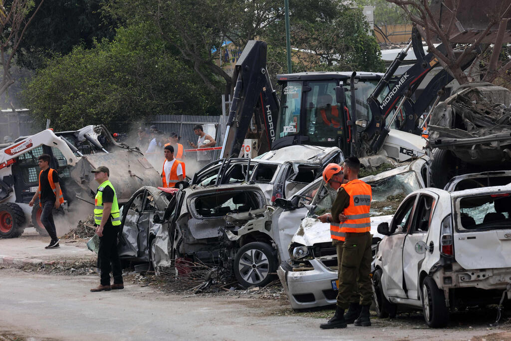 צילום: GIL COHEN-MAGEN / AFP זירת הפגיעה בנס ציונה