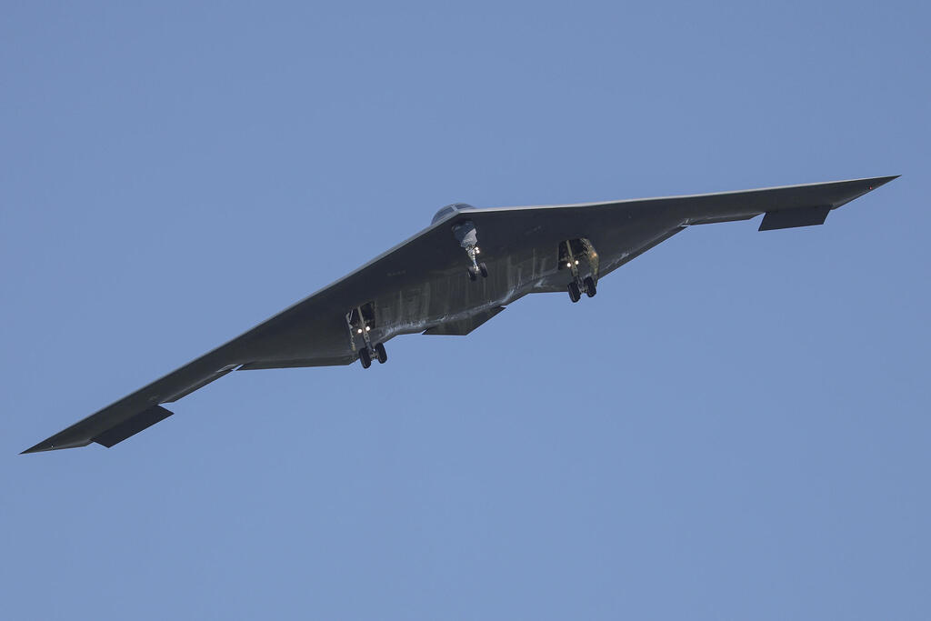 צילום: AP Photo/David Smith מטוס עם פצצת B-2 חוזר לבסיס לאחר התקיפה באיראן