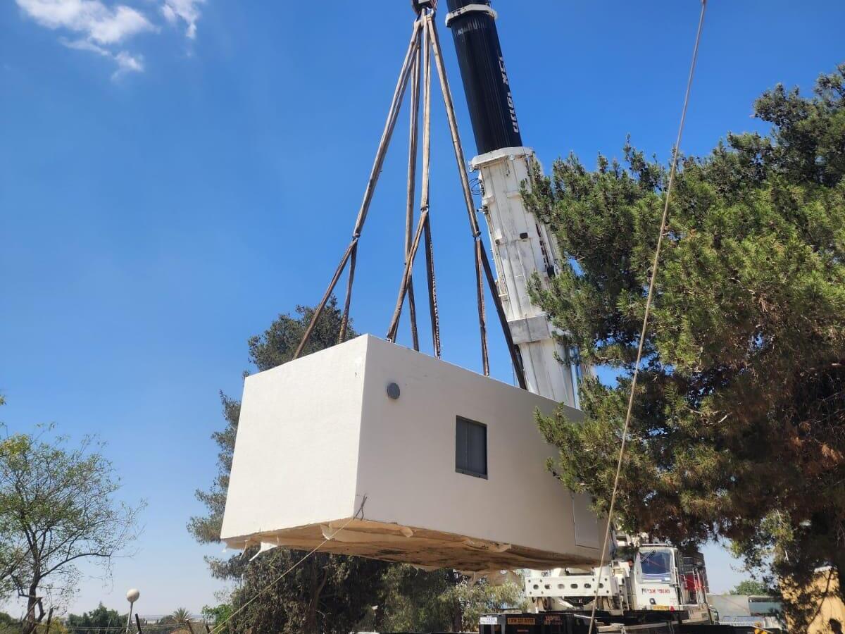 הובלת ממ"ד נייד לבית פרטי, של חברת ב.פ.י אור מארין (צילום: אלירוי שטריט) הוספת ממ"ד נייד לבית פרטי