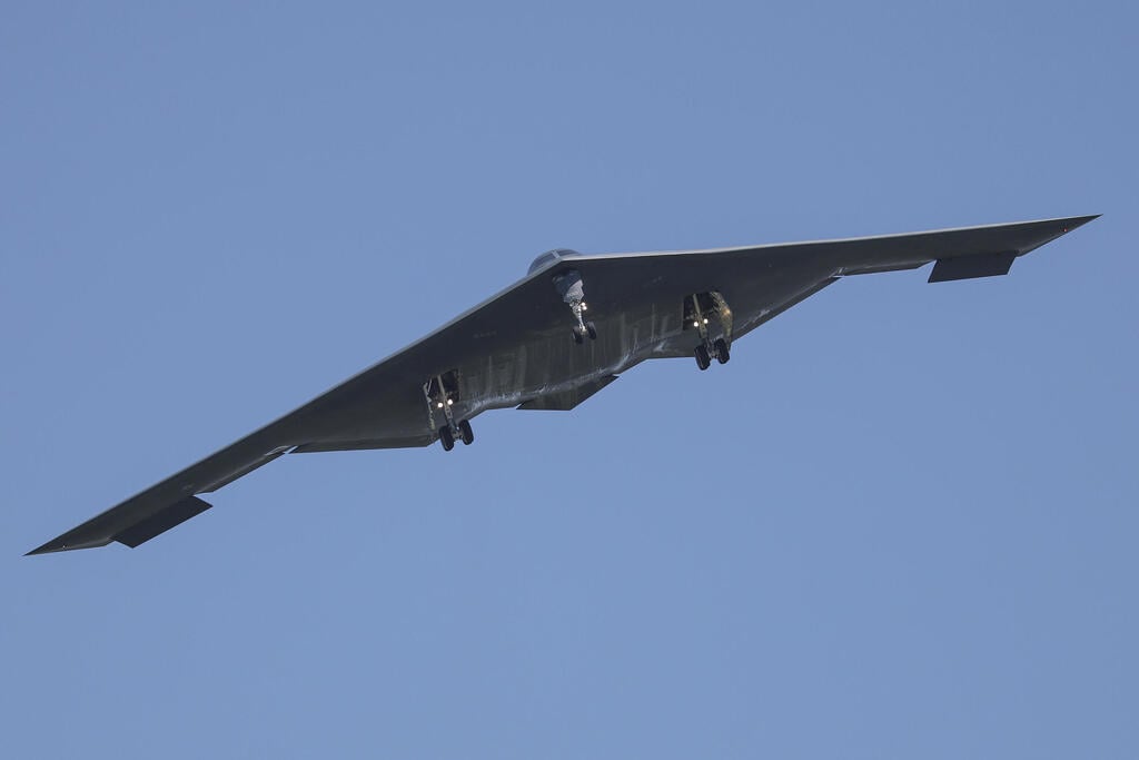 מטוס B-2 שהשתתף בתקיפה באיראן ( צילום: AP Photo/David Smith) מטוס עם פצצת B-2 חוזר לבסיס לאחר התקיפה באיראן