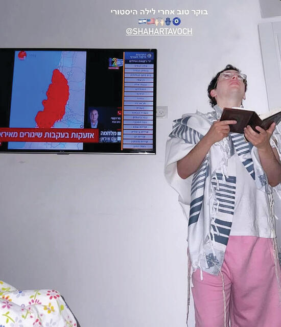 טבוך מתפלל. "לילה היסטורי" | צילום: אינסטגרם yk14415889