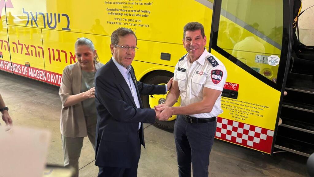 הנשיא הרצוג ביקר במוקד מד״א ברמלה