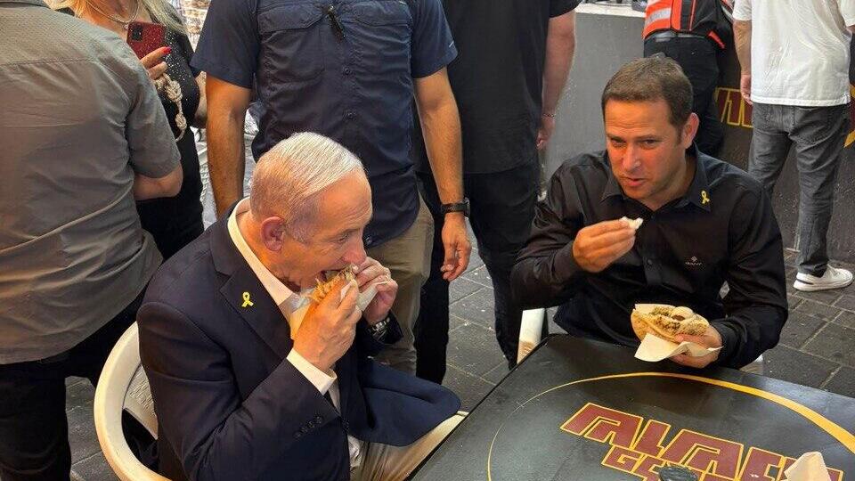ראש הממשלה בנימין נתניהו ביקר בזירת הנפילה בראשון לציון ובפלאפל שושנה