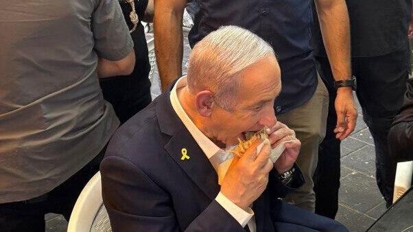 ראש הממשלה בנימין נתניהו ביקר בזירת הנפילה בראשון לציון ובפלאפל שושנה