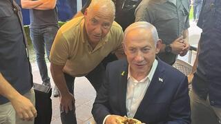 ראש הממשלה בנימין נתניהו ביקר בזירת הנפילה בראשון לציון ובפלאפל שושנה