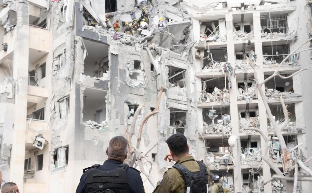 כוחות החילוץ של פיקוד העורף בזירת הנפילה בבאר שבע