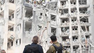 כוחות החילוץ של פיקוד העורף בזירת הנפילה בבאר שבע