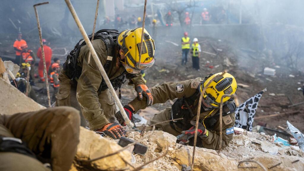 Home Front Command rescue forces at the scene of an Iranian missile impact in Beer Sheva (Photo: IDF Spokesperson's Unit) כוחות החילוץ של פיקוד העורף בזירת הנפילה בבאר שבע