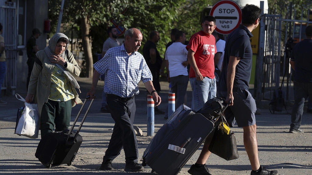 Iranian fleeing the country (Photo: AFP/Arsan sargasian) תושבים בורחים מאיראן במעבר הגבול עם ארמניה