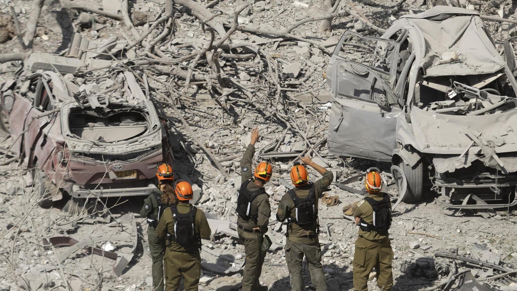 צילום: Amir Levy/Getty Images הריסות בזירת הנפילה בבאר שבע