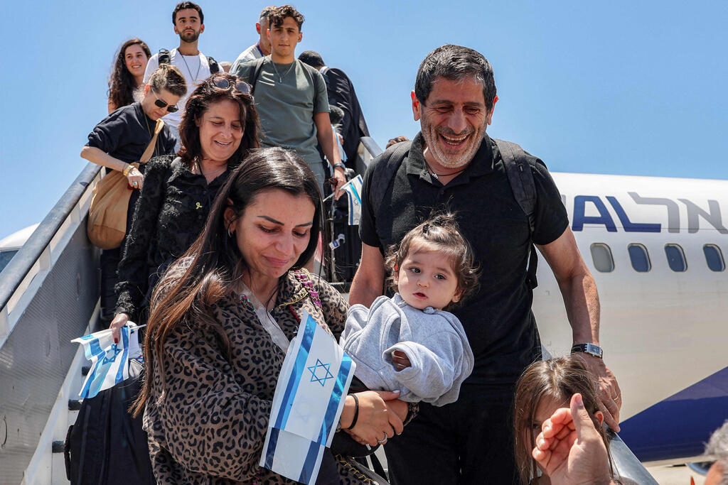 ארכיון. עולים חדשים בנתב"ג (צילום: Jack GUEZ / AFP) עולים חדשים בנתב"ג