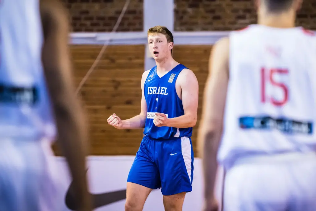 בנבחרת בונים עליו. דני וולף בעתודה (צילום: FIBA PHOTOS) וולף