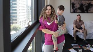 נינה שריינר ושגיא קין עם בנם מייקל בחדרם במלון 