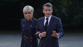 נשיא צרפת עמנואל מקרון וארשצתו בריז'יט ב  פסגת נאט"ו ב האג הולנד