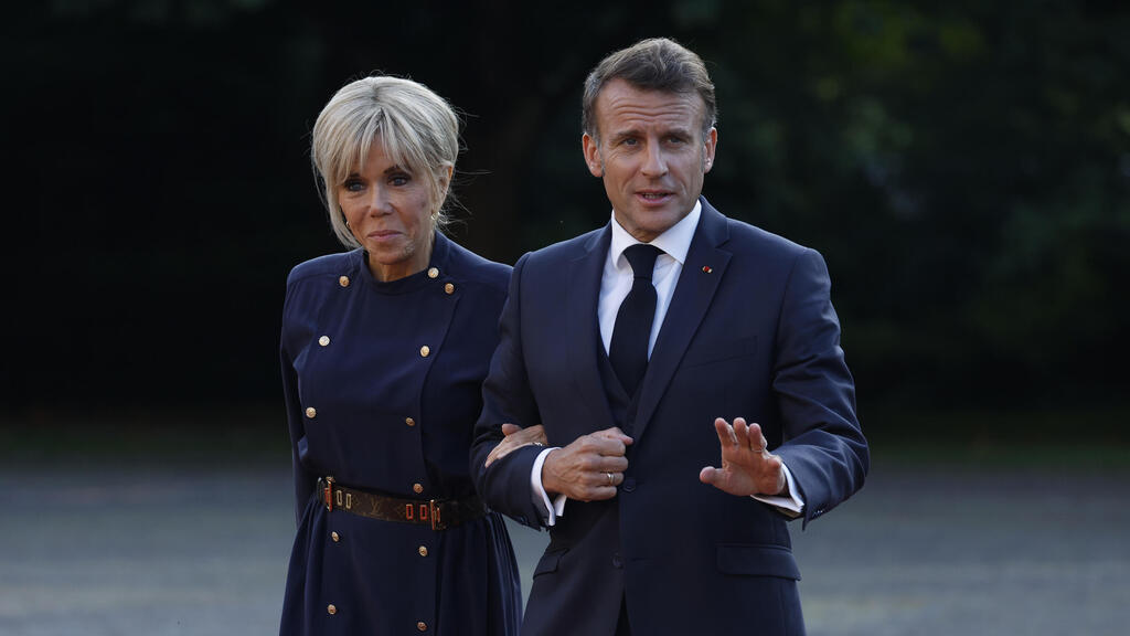 נשיא צרפת עמנואל מקרון וארשצתו בריז'יט ב פסגת נאט"ו ב האג הולנד (צילום: Omar Havana/Getty Images) נשיא צרפת עמנואל מקרון וארשצתו בריז'יט ב פסגת נאט"ו ב האג הולנד