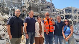 ראשת הנציגות הטייוואנית בישראל, יא-פינג אבי לי לצד ראש העיר צביקה ברוט (מימין) וח