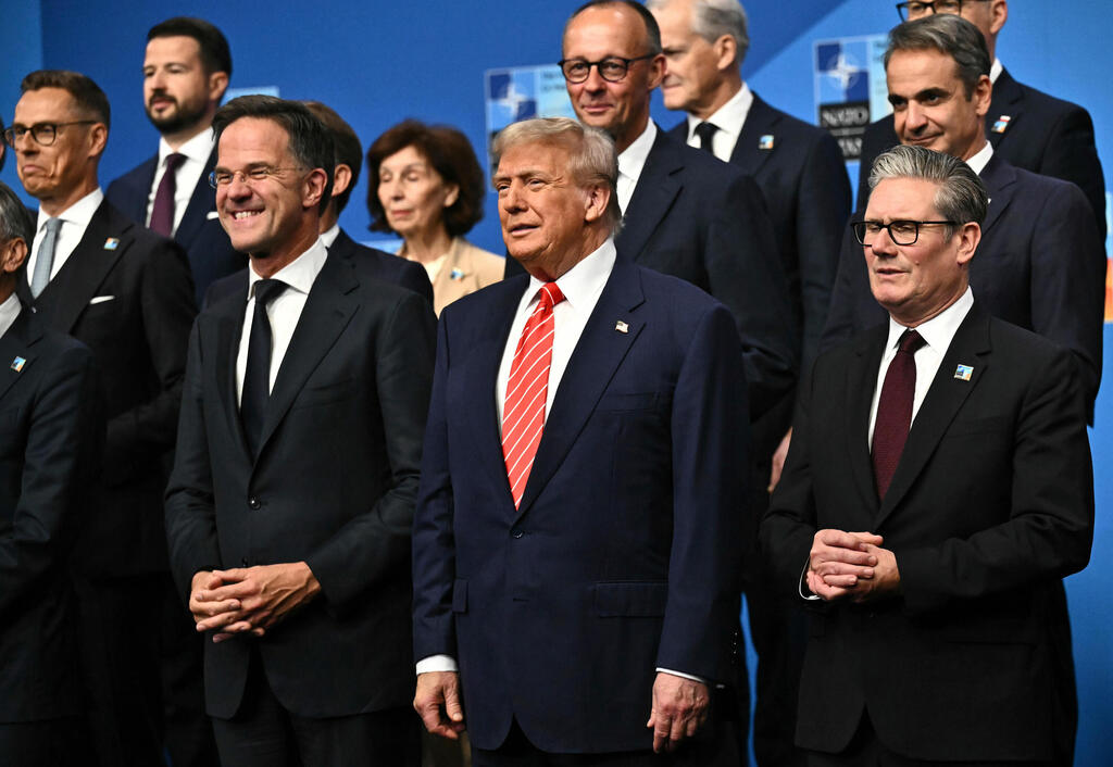 טראמפ ומנהיגי נאט"ו בפסגה בהאג (צילום: Ben Stansall/Pool Photo via AP) דונלד טראמפ ומנהיגי חברות נאט"ו פסגה ב האג