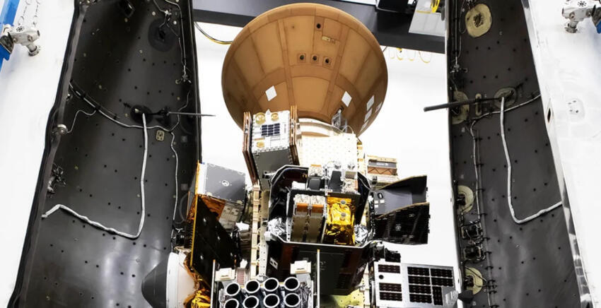 הצלחה חלקית. החללית Mission Possible מוצבת הפוך מעל עוד עשרות מטענים של טיל פלקון 9 ששוגר השבוע למשימה השיתופית ה-14 (צילום: SpaceX) הצלחה חלקית. החללית Mission Possible מוצבת הפוך מעל עוד עשרות מטענים של טיל פלקון 9 ששוגר השבוע למשימה השיתופית ה-14