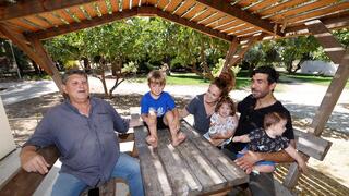 רובי ומעיין ועקנין עם שלושת ילדיהם ויאיר שוורץ מהקיבוץ