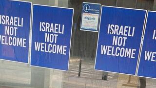 השלטים נתלו בכמה אזורים במילאנו