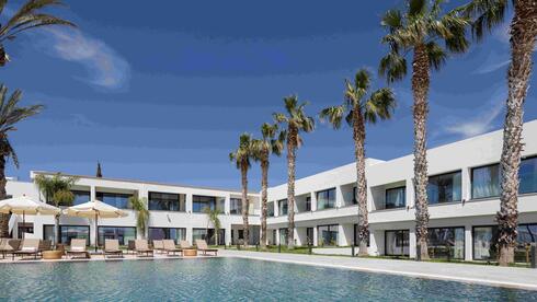 Paphos resort owned by airline, real-estate moguls offers Israelis Kosher food