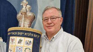 יהודה לנצקרון עם ספר תורה יהודה לנצקרון עם חיים מייטליס, יו