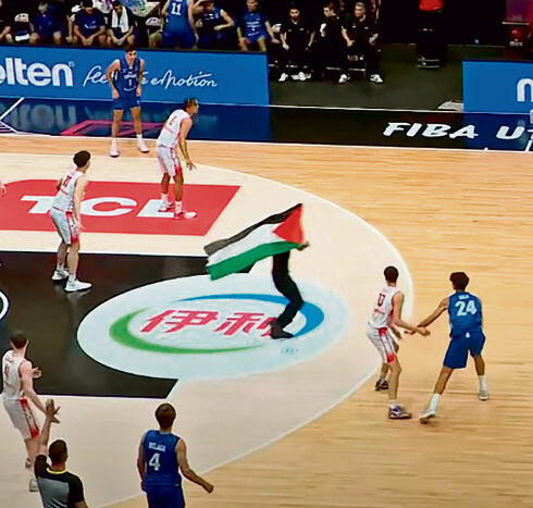 מפגין עם דגל פלסטין פורץ לפרקט | צילום מהטלוויזיה - ספורט 5 yk14422615