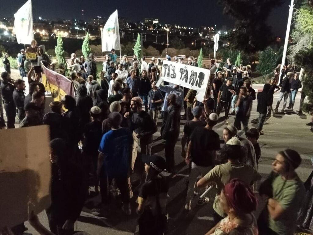 Far-right rioters outside West Bank brigade headquarters פעילי ימין מול בסיס חטמ"ר בנימין עם שלט "המג"ד בוגד"