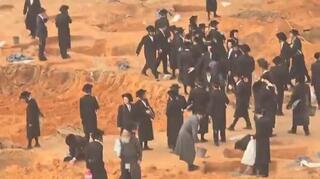 התפרעות חרדים במתחם אאורה בעקבות מציאת שרידי בית קברות
