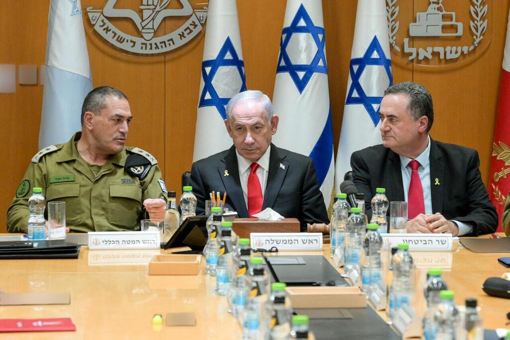 IDF chief Eyal Zamir, PM Netanyahu and Defense Minister Katz (Photo: GPO) ראש הממשלה בנימין נתניהו ושר הביטחון ישראל כ"ץ נפגשו היום (שני) עם הרמטכ"ל, רב-אלוף אייל זמיר וחברי פורום המטה הכללי של צה"ל לסיכום מבצע "עם כלביא" נגד איראן