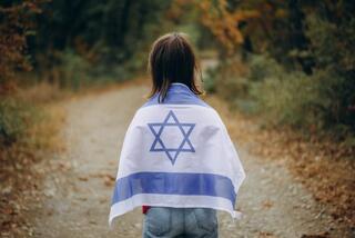 ילדה עם דגל ישראל
