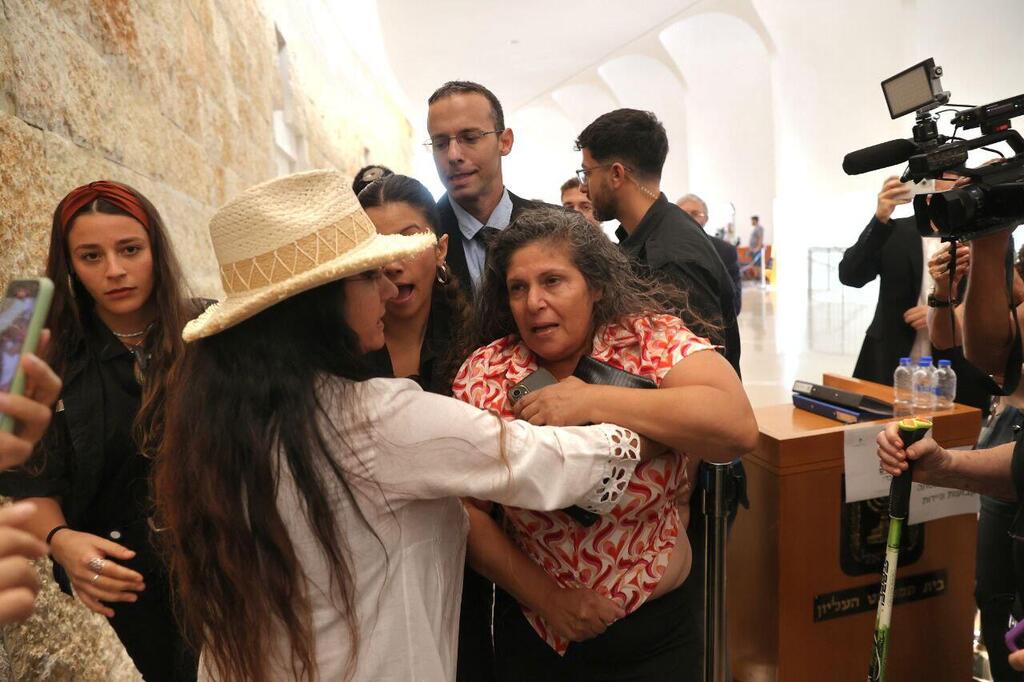 המהומות בבית המשפט (צילום: אלכס קולומויסקי ) דיון בנושא אופן מינוי ראש השב"כ בביהמ"ש העליון - מירב חגאג מסולקת מהאולם