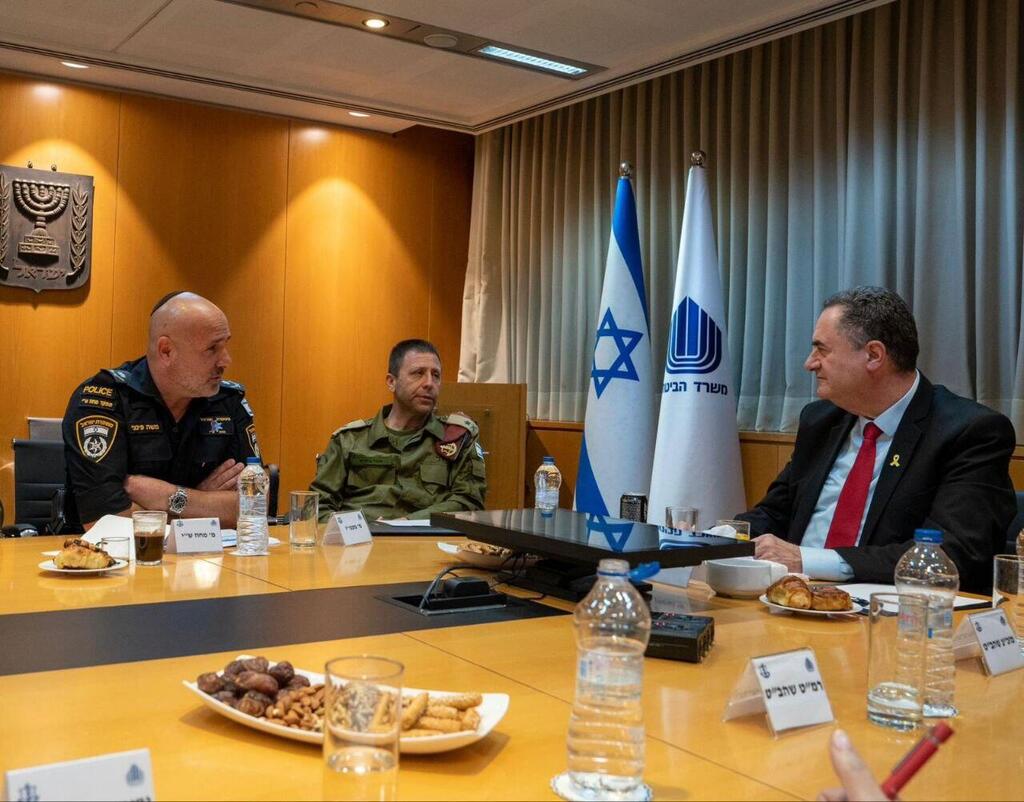 כ"ץ, בלוט וניצב פינצ'י (צילום: אריאל חרמוני, משרד הביטחון) שר הביטחון ישראל כ"ץ בדיון שקיים בעקבות אירועי האלימות נגד חיילי צה"ל וכוחות הביטחון בחטמ"ר בנימין