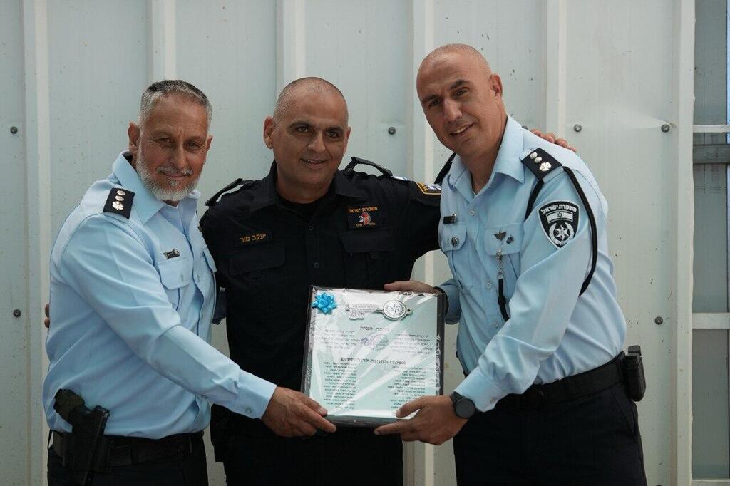 המפקד היוצא נצ״מ מירון והנכנס נצ"מ יגן, יחד עם הממ״ר תנ״צ יעקב מור (צילום: דוברות המשטרה) משמאל המפקד היוצא - נצ״מ מירון והנכנס מימין נצ"מ יגן במרכז הממ״ר תנ״צ קובי מור